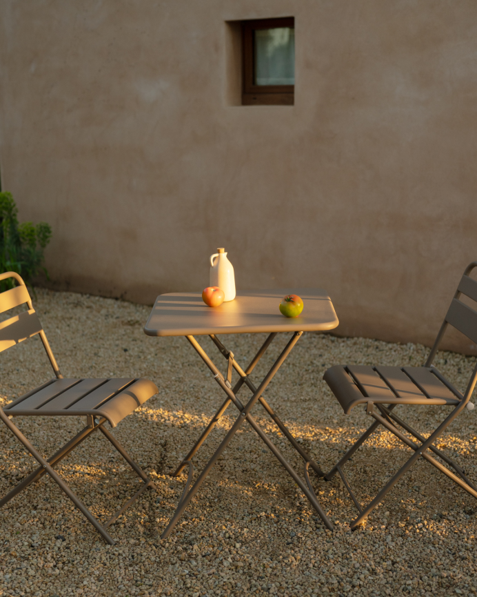 Set de 2 sillas y mesa para exterior, de aluminio en Taupe mate