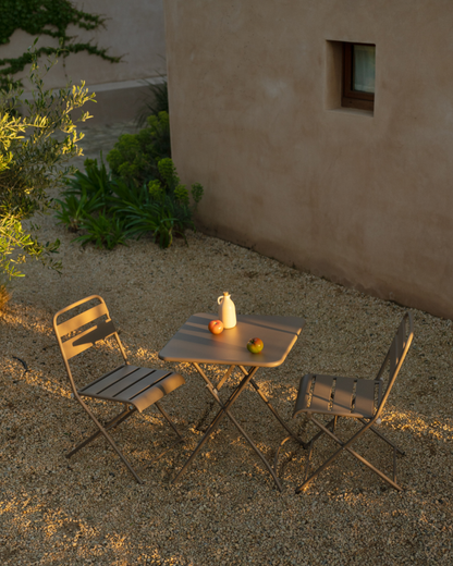 Set de 2 sillas y mesa para exterior, de aluminio en Taupe mate
