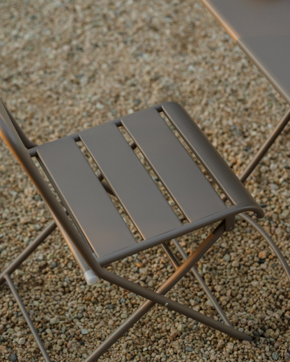 Set de 2 sillas y mesa para exterior, de aluminio en Taupe mate