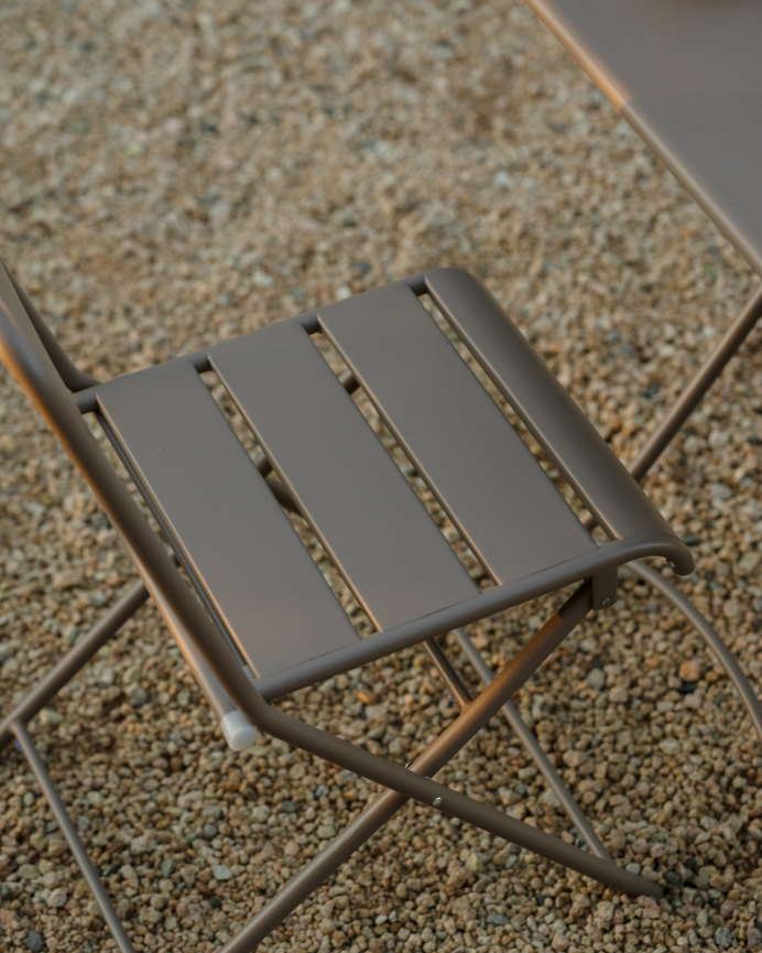 Set de 2 sillas y mesa para exterior, de aluminio en Taupe mate