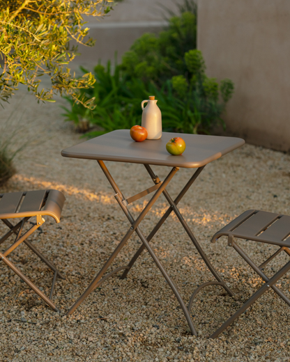 Set de 2 sillas y mesa para exterior, de aluminio en Taupe mate