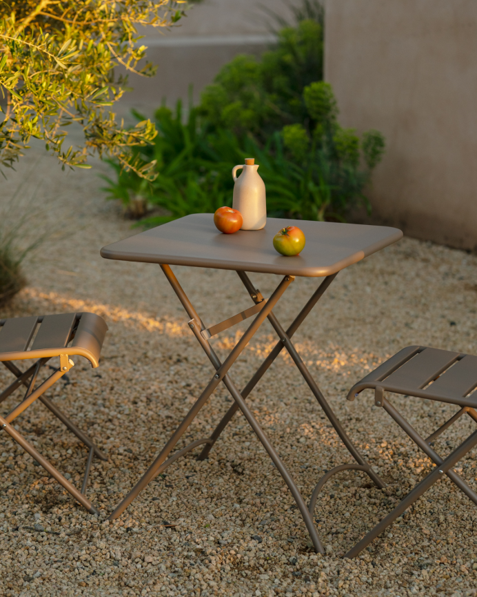 Set de 2 sillas y mesa para exterior, de aluminio en Taupe mate