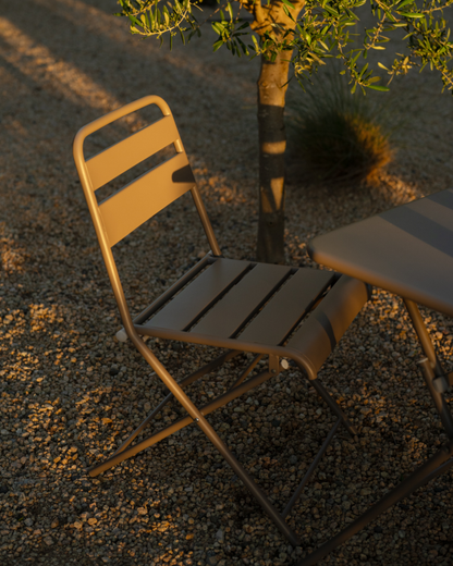 Set de 2 sillas y mesa para exterior, de aluminio en Taupe mate