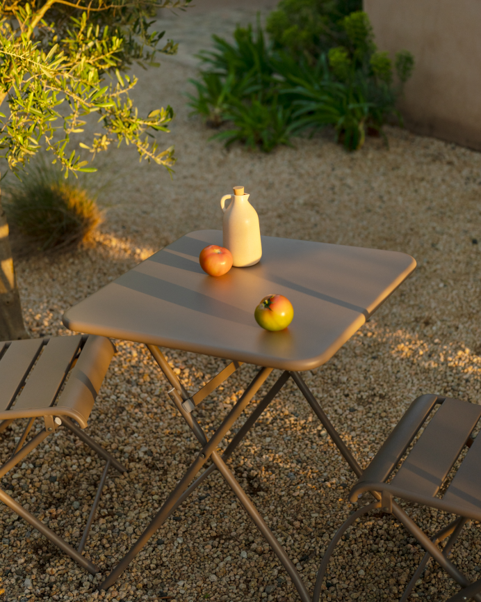 Set de 2 sillas y mesa para exterior, de aluminio en Taupe mate