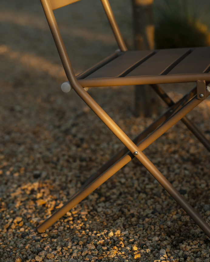 Set de 2 sillas y mesa para exterior, de aluminio en Taupe mate