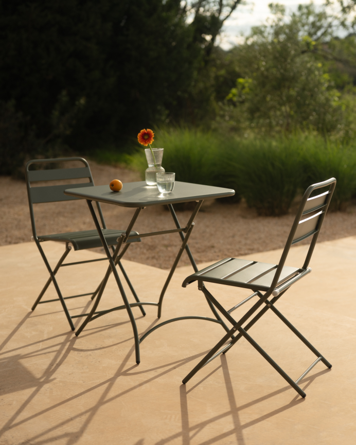 Set de 2 sillas y mesa para exterior, de aluminio en verde mate
