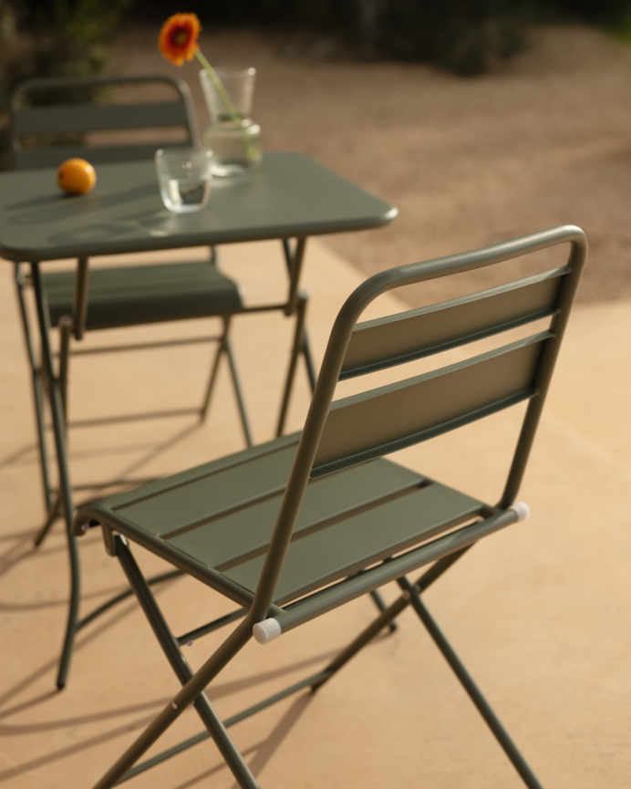 Set de 2 sillas y mesa para exterior, de aluminio en verde mate