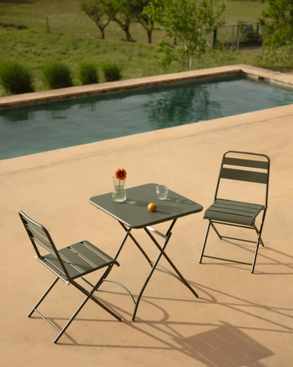 Set de 2 sillas y mesa para exterior, de aluminio en verde mate