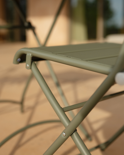 Set de 2 sillas y mesa para exterior, de aluminio en verde mate