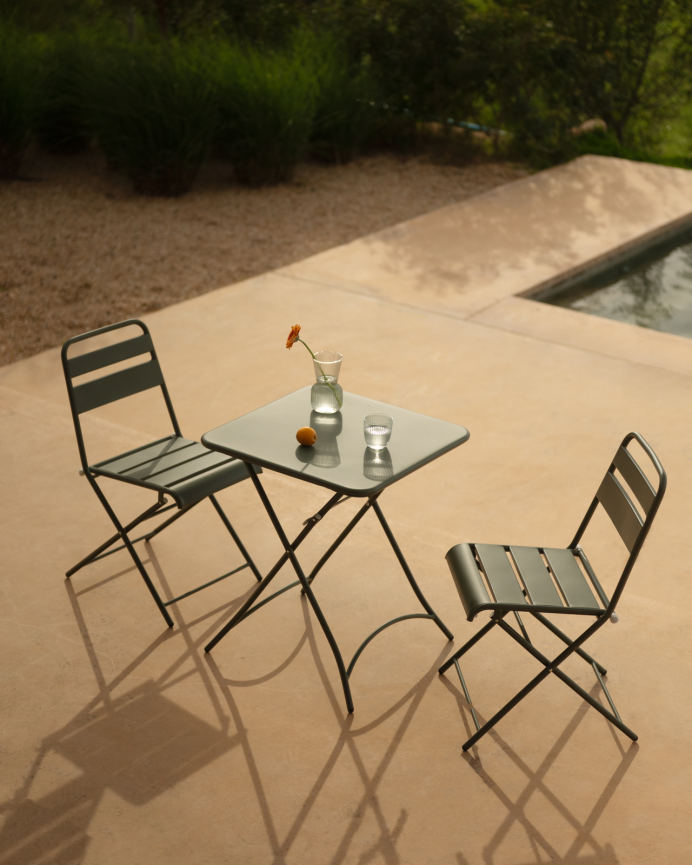 Set de 2 sillas y mesa para exterior, de aluminio en verde mate