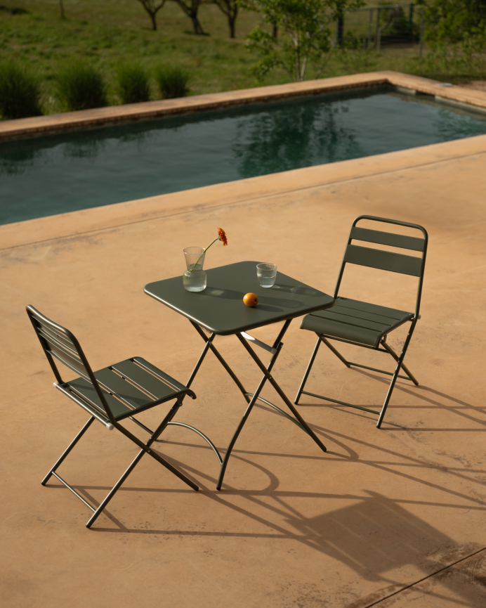 Set de 2 sillas y mesa para exterior, de aluminio en verde mate