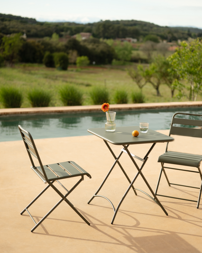 Set de 2 sillas y mesa para exterior, de aluminio en verde mate