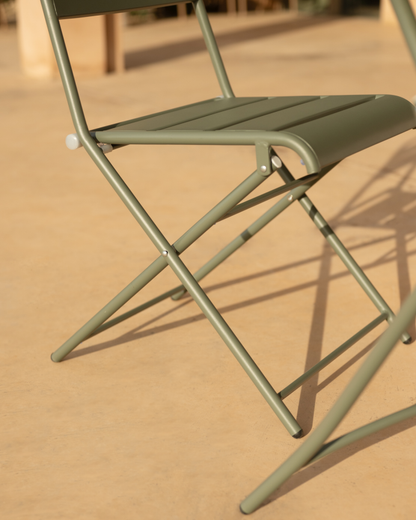 Set de 2 sillas y mesa para exterior, de aluminio en verde mate