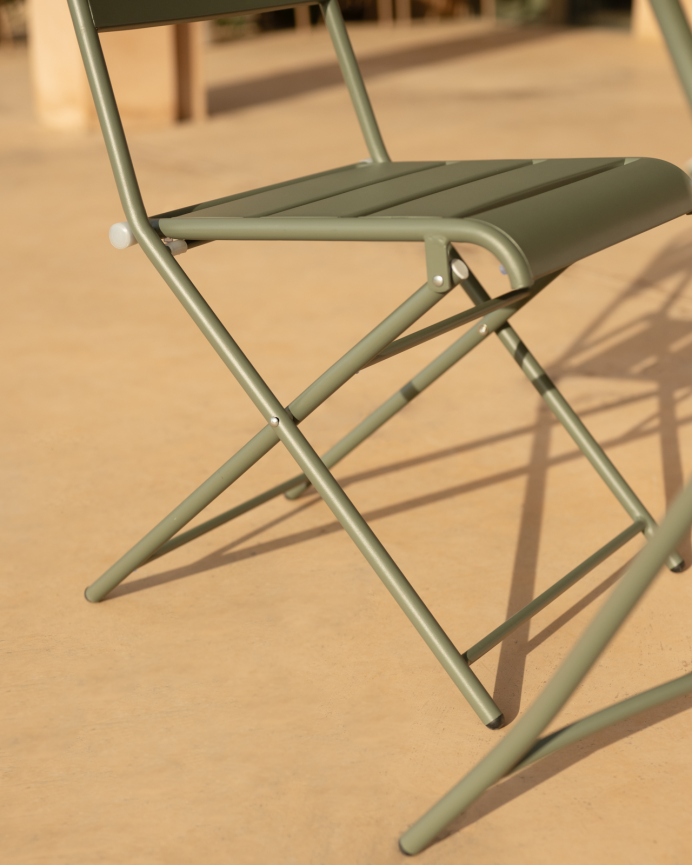 Set de 2 sillas y mesa para exterior, de aluminio en verde mate