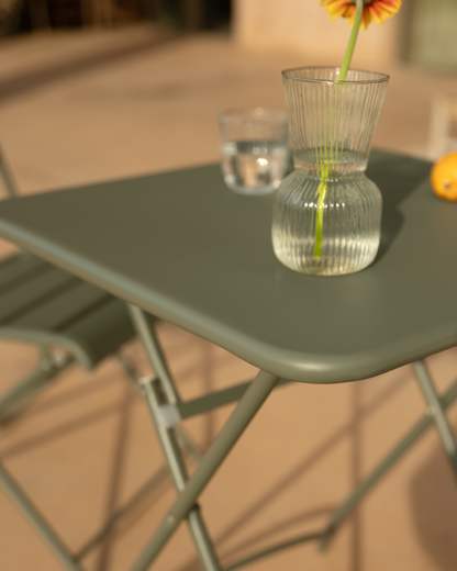 Set de 2 sillas y mesa para exterior, de aluminio en verde mate