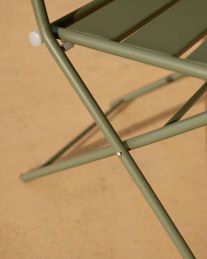 Set de 2 sillas y mesa para exterior, de aluminio en verde mate