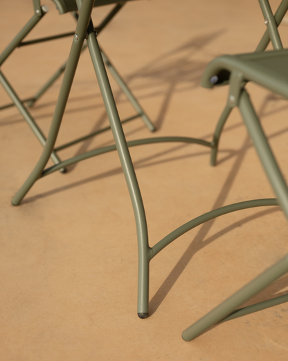 Set de 2 sillas y mesa para exterior, de aluminio en verde mate