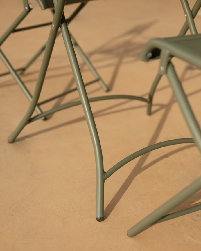 Set de 2 sillas y mesa para exterior, de aluminio en verde mate