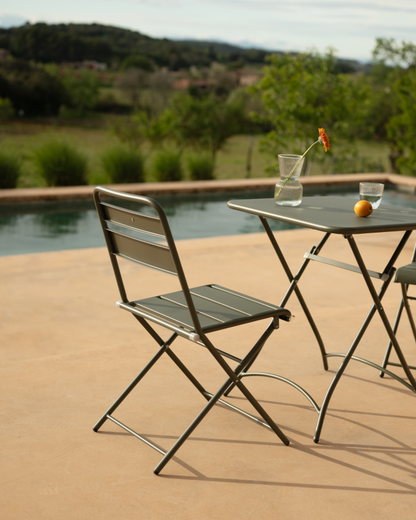 Set de 2 sillas y mesa para exterior, de aluminio en verde mate