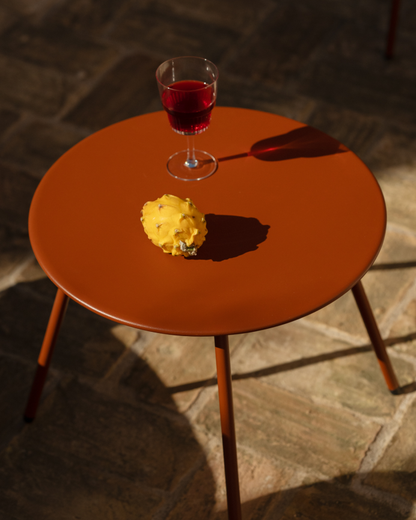 Set de Exterior en Acero Teja Mate: Mesa de Centro y 2 Butacas