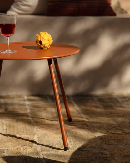 Set de Exterior en Acero Teja Mate: Mesa de Centro y 2 Butacas