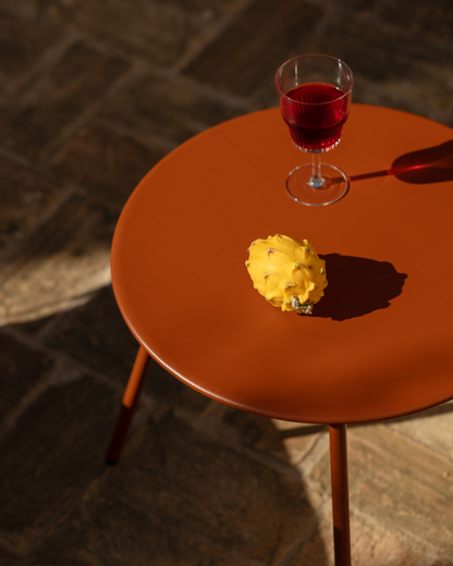 Set de Exterior en Acero Teja Mate: Mesa de Centro y 2 Butacas