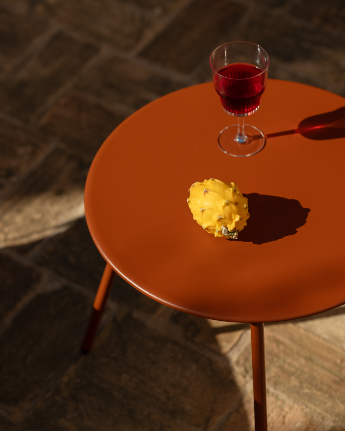 Set de Exterior en Acero Teja Mate: Mesa de Centro y 2 Butacas