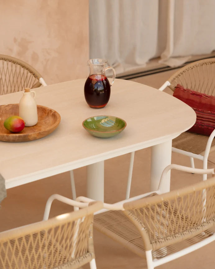 Set de mesa de comedor exterior de piedra y aluminio blanco y 4 sillas exterior de aluminio blanco mate y ratán sintético
