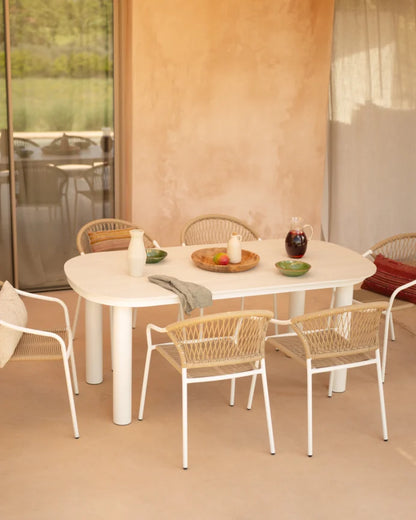 Set de mesa de comedor exterior de piedra y aluminio blanco y 4 sillas exterior de aluminio blanco mate y ratán sintético