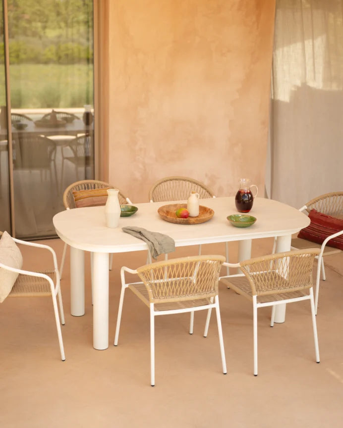 Set de mesa de comedor exterior de piedra y aluminio blanco y 4 sillas exterior de aluminio blanco mate y ratán sintético