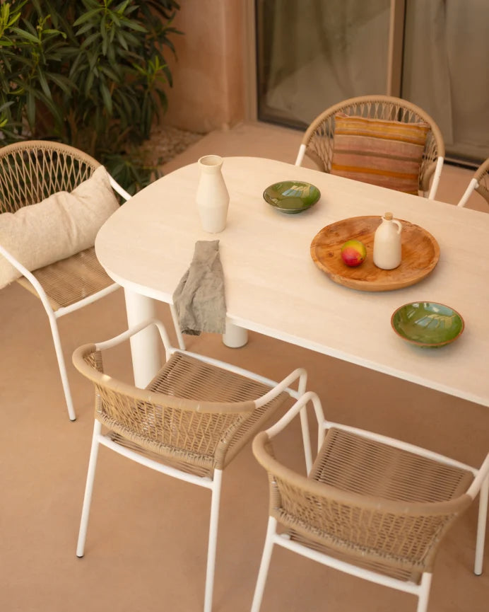 Set de mesa de comedor exterior de piedra y aluminio blanco y 4 sillas exterior de aluminio blanco mate y ratán sintético