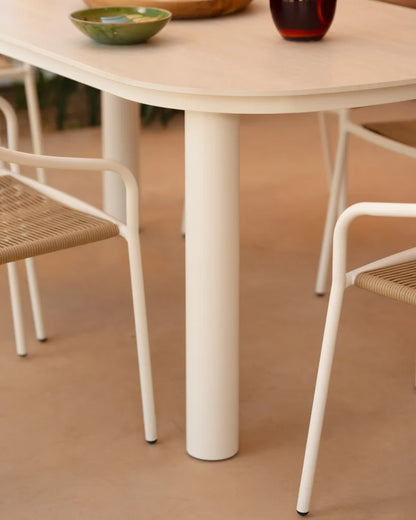 Set de mesa de comedor exterior de piedra y aluminio blanco y 4 sillas exterior de aluminio blanco mate y ratán sintético