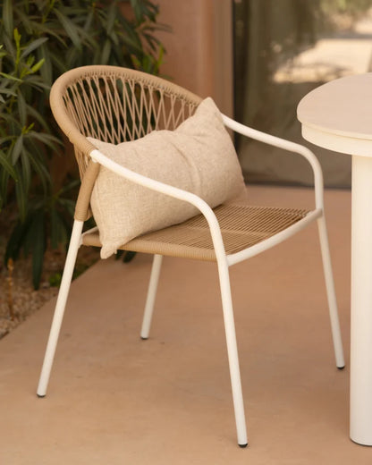 Set de mesa de comedor exterior de piedra y aluminio blanco y 4 sillas exterior de aluminio blanco mate y ratán sintético