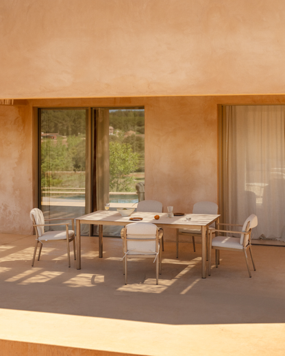 Set de Comedor Exterior: Mesa Rectangular con Sobre Cerámico y 4 Sillas Acabado Madera