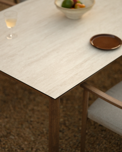 Set de Comedor Exterior: Mesa Rectangular con Sobre Cerámico y 4 Sillas Acabado Madera
