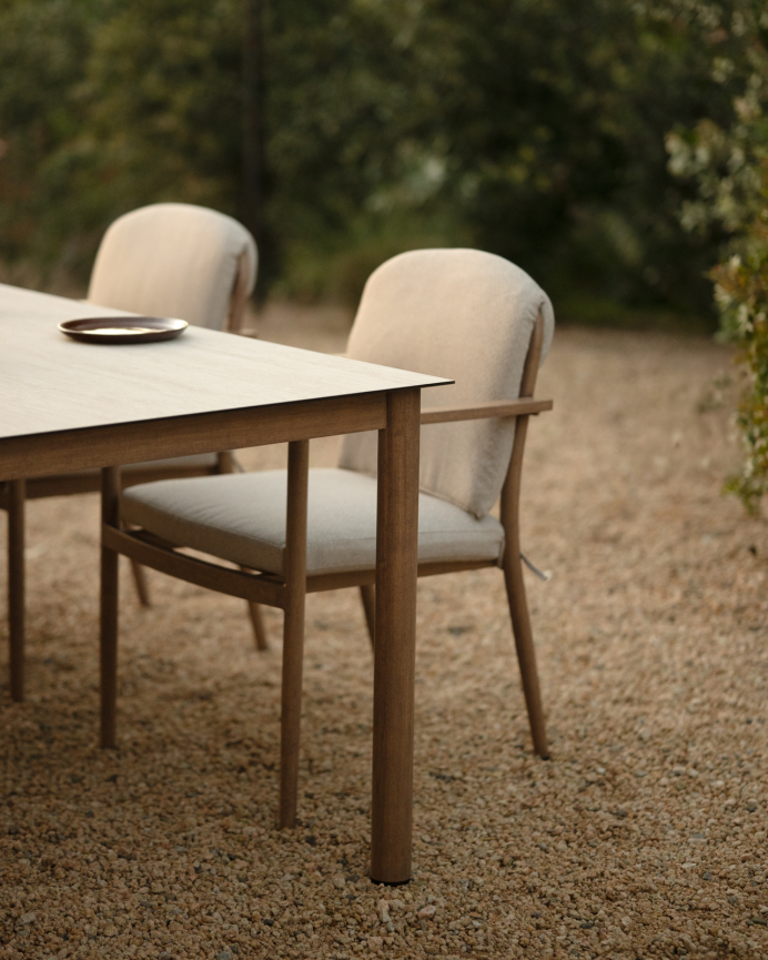 Set de Comedor Exterior: Mesa Rectangular con Sobre Cerámico y 4 Sillas Acabado Madera