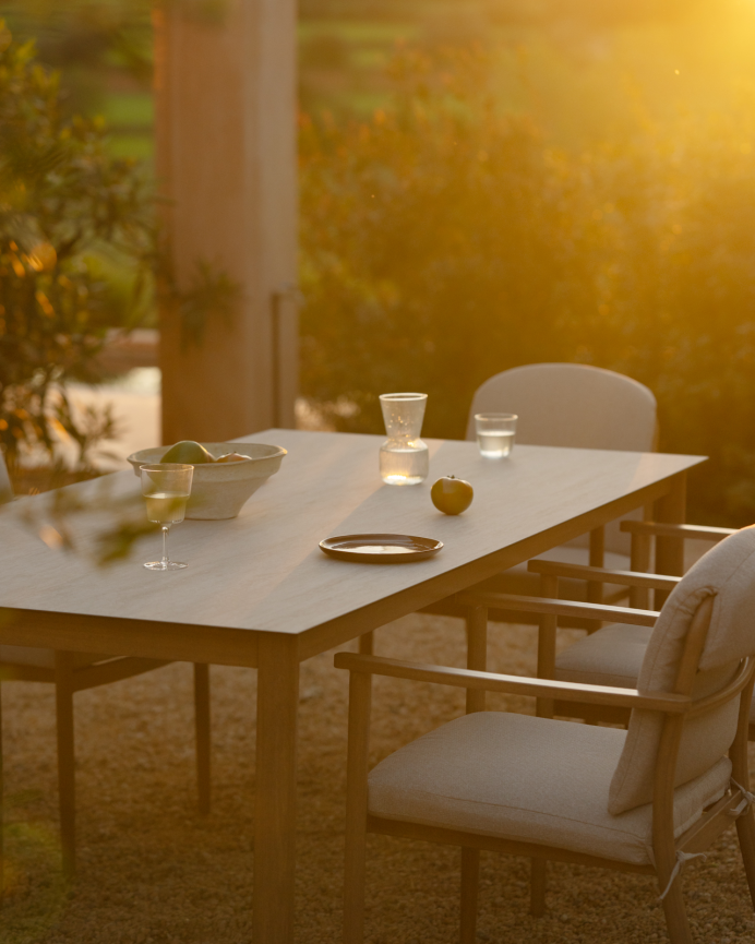 Set de Comedor Exterior: Mesa Rectangular con Sobre Cerámico y 4 Sillas Acabado Madera