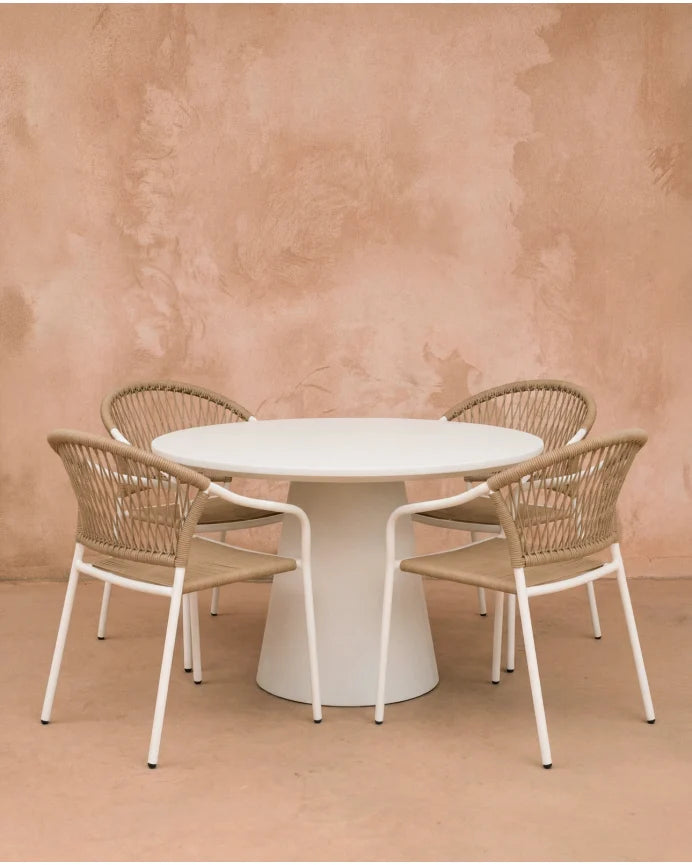 Set de mesa de comedor exterior tono blanco y 4 sillas de exterior con brazos de aluminio acabado blanco mate y ratán sintético