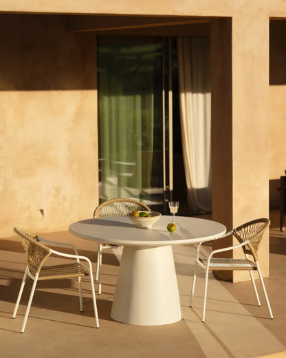 Set de mesa de comedor exterior tono blanco y 4 sillas de exterior con brazos de aluminio acabado blanco mate y ratán sintético