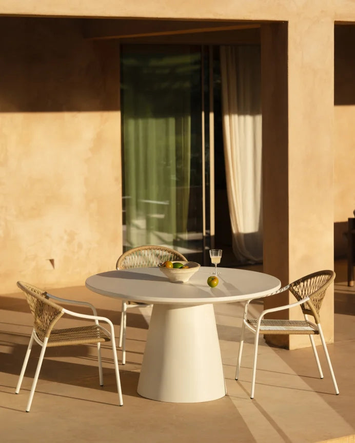 Set de mesa de comedor exterior tono blanco y 4 sillas de exterior con brazos de aluminio acabado blanco mate y ratán sintético