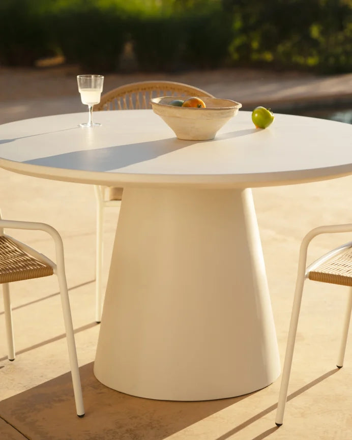 Set de mesa de comedor exterior tono blanco y 4 sillas de exterior con brazos de aluminio acabado blanco mate y ratán sintético