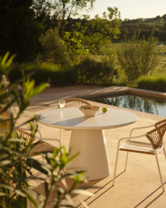 Set de mesa de comedor exterior tono blanco y 4 sillas de exterior con brazos de aluminio acabado blanco mate y ratán sintético