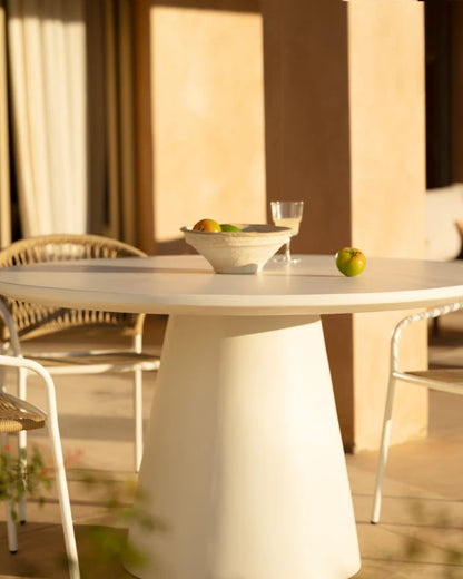 Set de mesa de comedor exterior tono blanco y 4 sillas de exterior con brazos de aluminio acabado blanco mate y ratán sintético