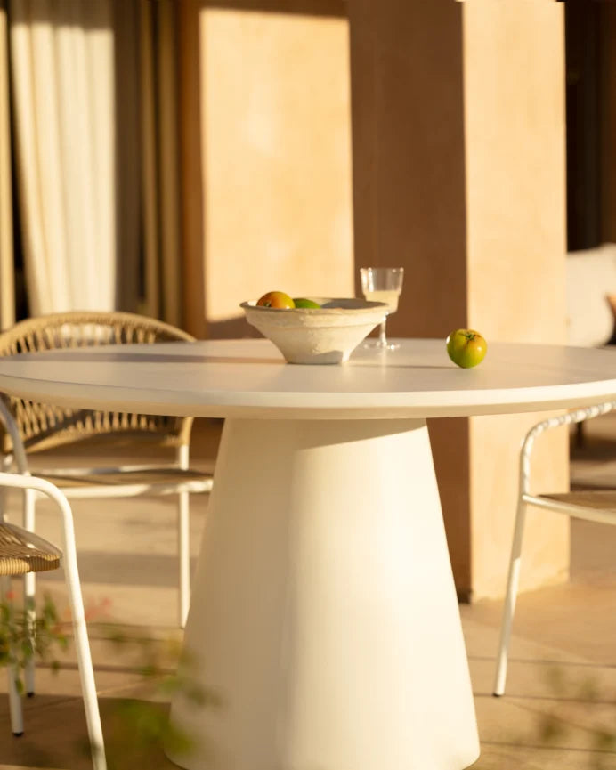 Set de mesa de comedor exterior tono blanco y 4 sillas de exterior con brazos de aluminio acabado blanco mate y ratán sintético
