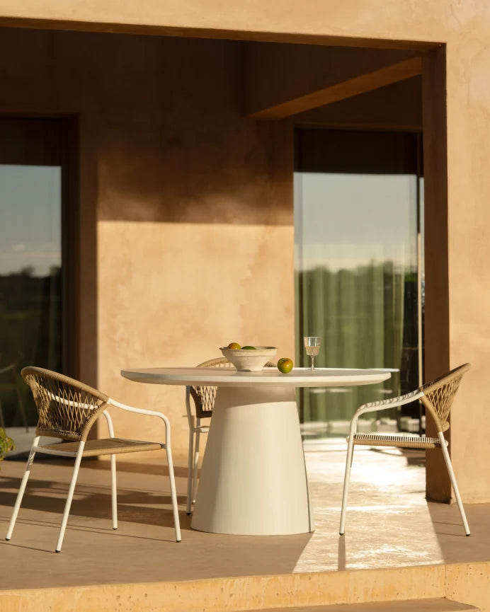 Set de mesa de comedor exterior tono blanco y 4 sillas de exterior con brazos de aluminio acabado blanco mate y ratán sintético