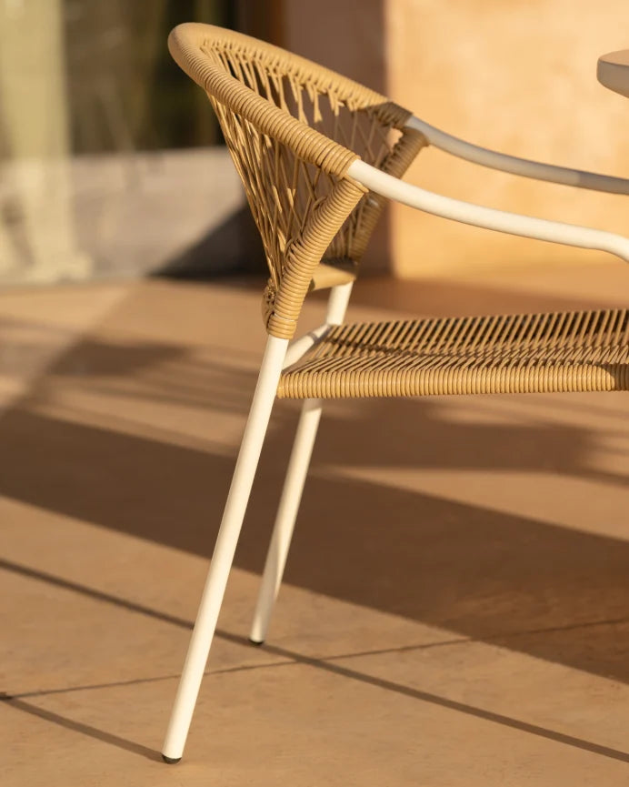 Set de mesa de comedor exterior tono blanco y 4 sillas de exterior con brazos de aluminio acabado blanco mate y ratán sintético