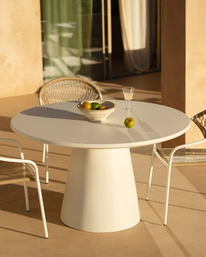 Set de mesa de comedor exterior tono blanco y 4 sillas de exterior con brazos de aluminio acabado blanco mate y ratán sintético