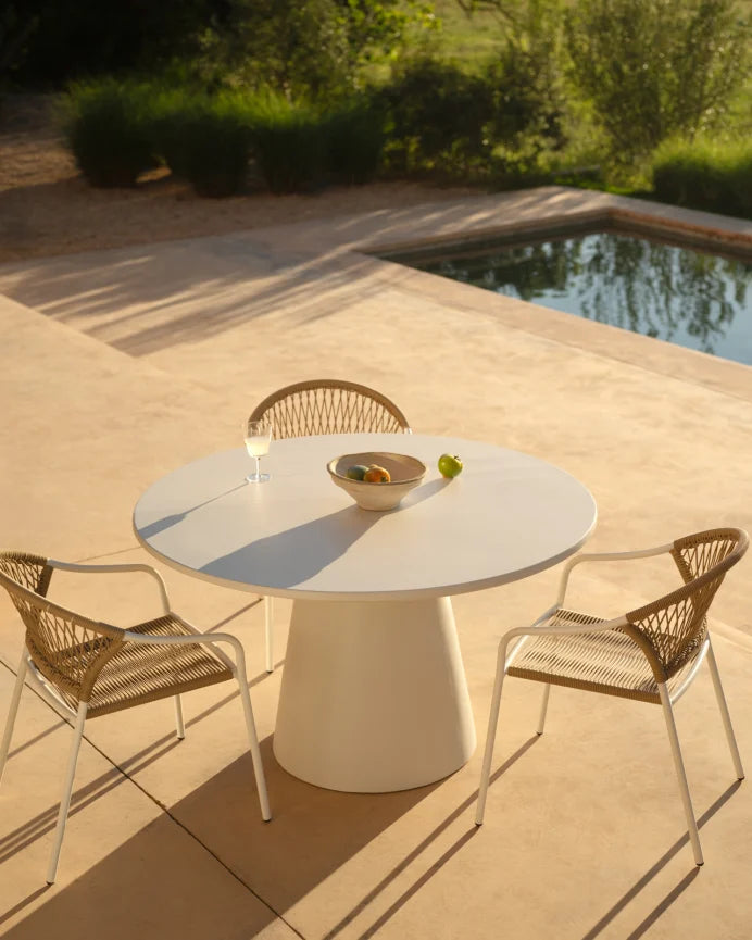 Set de mesa de comedor exterior tono blanco y 4 sillas de exterior con brazos de aluminio acabado blanco mate y ratán sintético