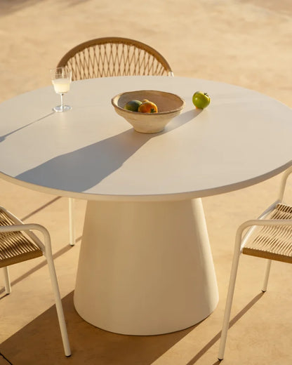Set de mesa de comedor exterior tono blanco y 4 sillas de exterior con brazos de aluminio acabado blanco mate y ratán sintético