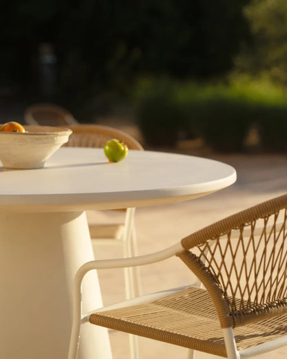 Set de mesa de comedor exterior tono blanco y 4 sillas de exterior con brazos de aluminio acabado blanco mate y ratán sintético